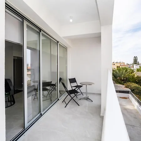 New 2 Bedroom Flat In Apartment *