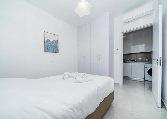 New 2 Bedroom Flat In Apartment *