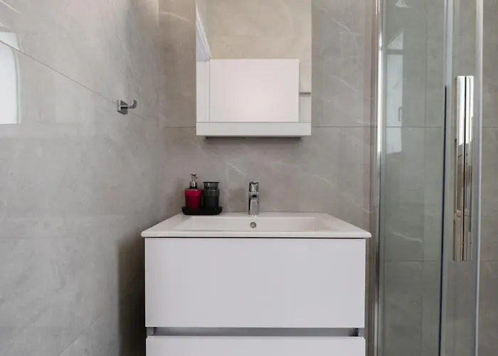 New 2 Bedroom Flat In Apartment